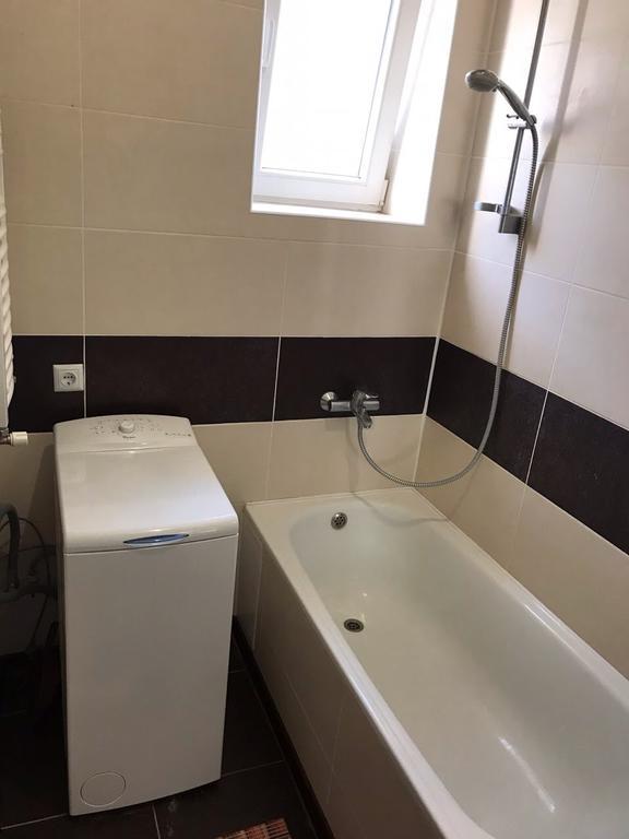 Gil Apartments, Квартира Студия В Самом Центре Пл Петефи Uzhhorod Εξωτερικό φωτογραφία